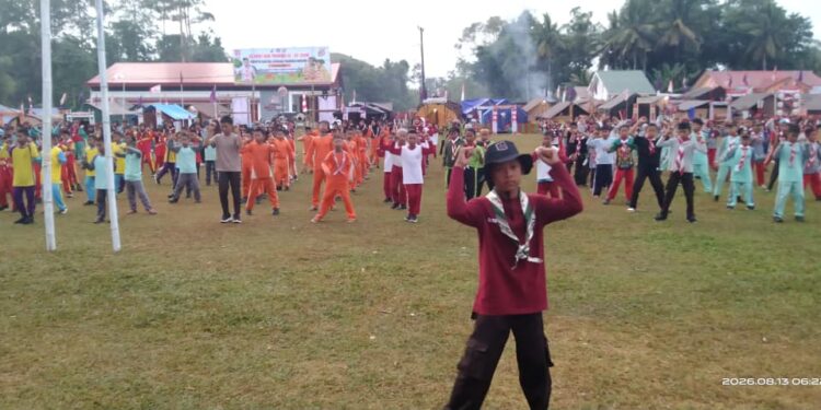 Peserta Perkemahan Kwartir Ranting Gerakan Pramuka Barebbo Laksanakan Senam Pagi
