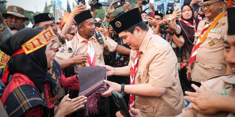 Erick Thohir Terima Ulos Sumatera Utara, Simbol Kehormatan dan Persaudaraan