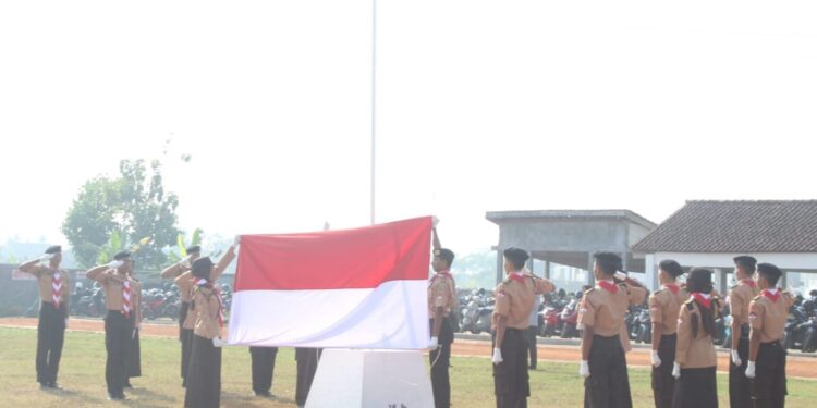 Pasukara MAN 2 Banyumas, Sukses Kibarkan Bendera Peringatan Hari Pramuka Ke- 65
