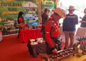 Peserta Mencoba Permainan Tradisional Congklak di Jamnas XII