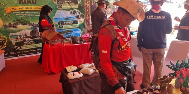 Peserta Mencoba Permainan Tradisional Congklak di Jamnas XII