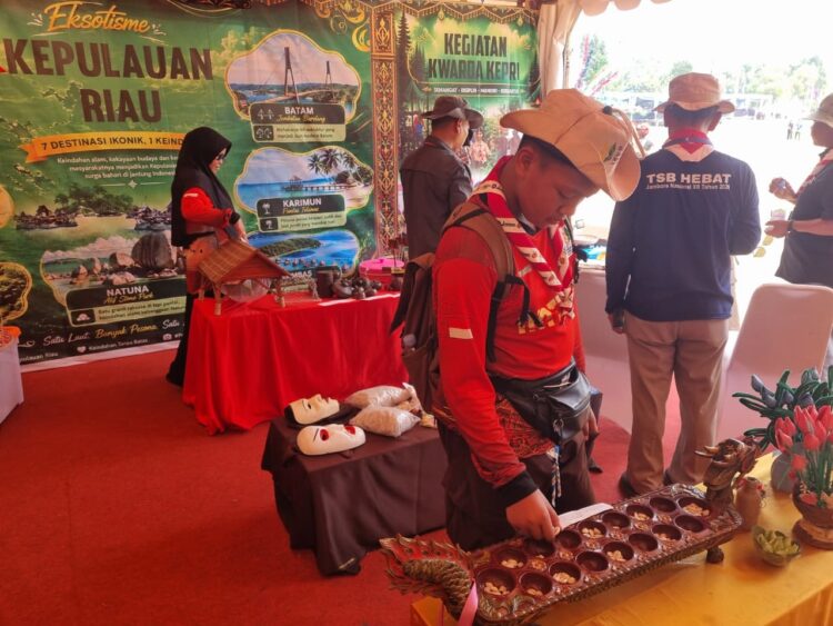 Peserta Mencoba Permainan Tradisional Congklak di Jamnas XII