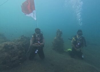 Kolaborasi Saka Bahari Buleleng, Kibarkan Merah Putih dari Bawah Laut