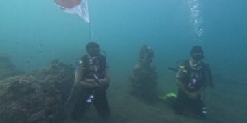 Kolaborasi Saka Bahari Buleleng, Kibarkan Merah Putih dari Bawah Laut