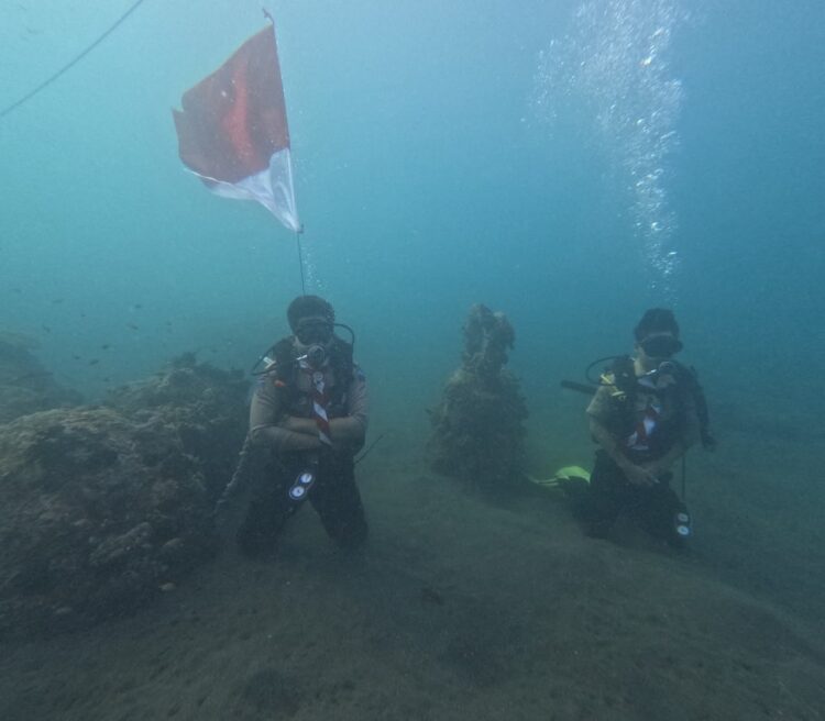 Kolaborasi Saka Bahari Buleleng, Kibarkan Merah Putih dari Bawah Laut