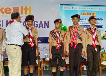 Wamendikdasmen Berikan Penghargaan TKK Menabung kepada Pramuka Garuda Kwarcab Samosir