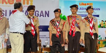 Wamendikdasmen Berikan Penghargaan TKK Menabung kepada Pramuka Garuda Kwarcab Samosir