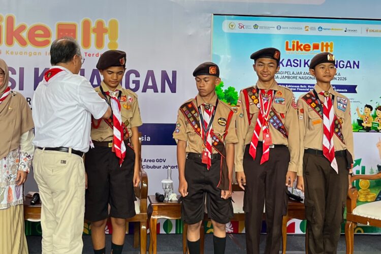 Wamendikdasmen Berikan Penghargaan TKK Menabung kepada Pramuka Garuda Kwarcab Samosir