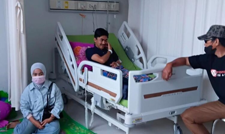 Bakti Bukan Hanya Tugas, Peduli Adalah Persaudaraan: Pramuka Patimpeng Kuatkan Ketua DKR Di Rumah Sakit