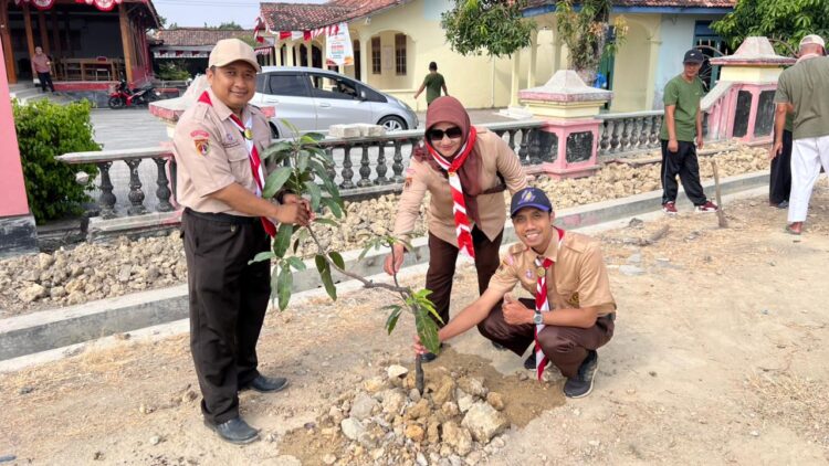 Semangat Gotong Royong Warnai Bakti Sosial Sambut Estafet Tunas Kelapa di Penawangan