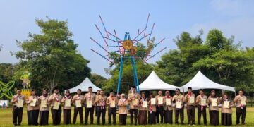 Pembina Pramuka Gudep 00-303 / 00-304 KJRI Kota Kinabalu Malaysia Terima Tanda Penghargaan Gerakan Pramuka