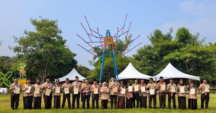 Pembina Pramuka Gudep 00-303 / 00-304 KJRI Kota Kinabalu Malaysia Terima Tanda Penghargaan Gerakan Pramuka