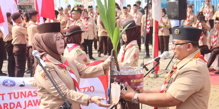 Sekda Banyumas Sambut Estafet Tunas Kelapa di Perbatasan Cilacap