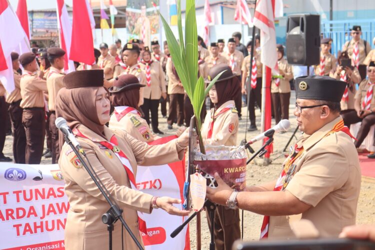 Sekda Banyumas Sambut Estafet Tunas Kelapa di Perbatasan Cilacap
