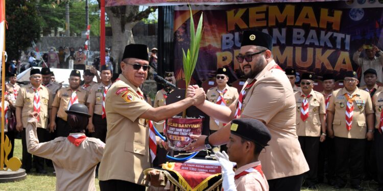 Bupati Sadewo, Terima Pasukan Estafet Tunas Kelapa 2026 Dari Kwarcab Purbalingga