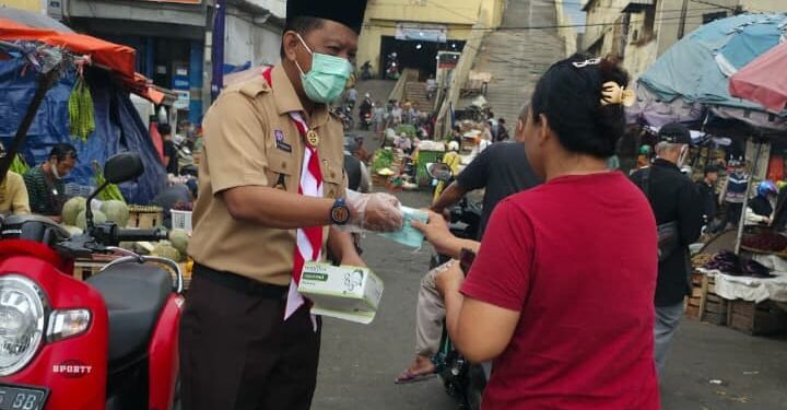 Terdampak Abu Vulkanik Gunung Anak Krakatau. Abdimagana Kwarda Lampung Bagikan Masker Kepada Masyarakat