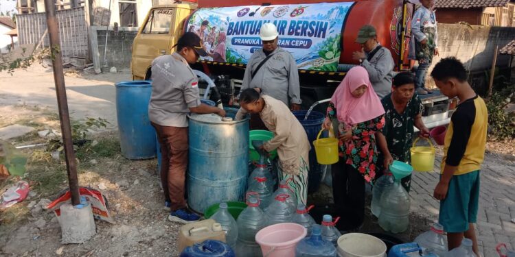 Pramuka Kwarran Cepu Salurkan Bantuan Air Bersih untuk Warga