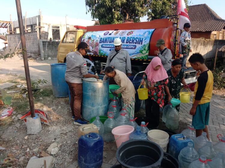 Pramuka Kwarran Cepu Salurkan Bantuan Air Bersih untuk Warga
