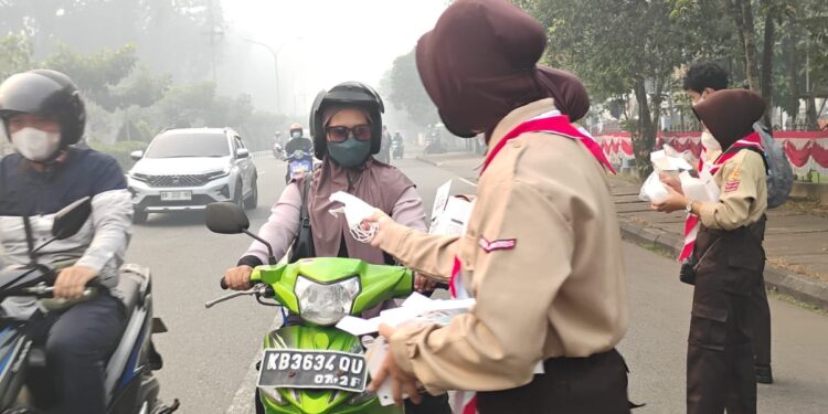 Aksi Pramuka Peduli Kalbar, Ikut Pemadaman, Bagi Masker, Penyaluran Air Minum/Bersih dan Bantuan Sosial Terdampak