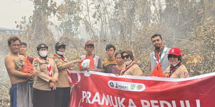 Aksi Pramuka Peduli Kalbar, Ikut Pemadaman, Bagi Masker, Penyaluran Air Minum/Bersih dan Bantuan Sosial Terdampak