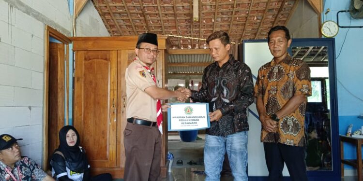 Kwartir Ranting Tawangharjo Serahkan Bantuan untuk Korban Kebakaran