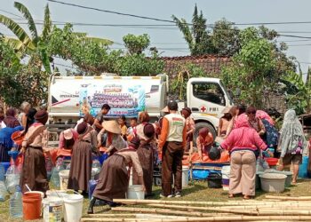 Pramuka SMPN 2 Toroh Salurkan Bantuan 5.000 Liter Air Bersih untuk Warga Terdampak Kekeringan di Desa Depok