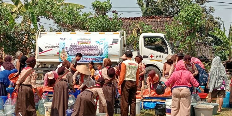 Pramuka SMPN 2 Toroh Salurkan Bantuan 5.000 Liter Air Bersih untuk Warga Terdampak Kekeringan di Desa Depok