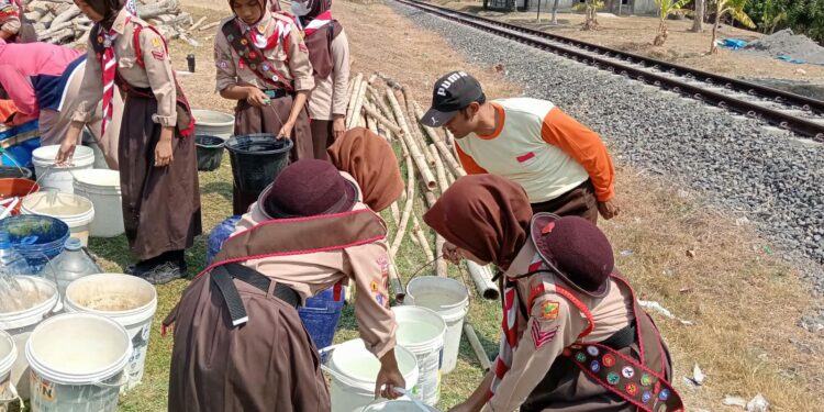 Pramuka SMPN 2 Toroh Salurkan Bantuan 5.000 Liter Air Bersih untuk Warga Terdampak Kekeringan di Desa Depok