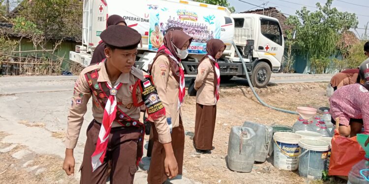 Pramuka SMPN 2 Toroh Salurkan Bantuan 5.000 Liter Air Bersih untuk Warga Terdampak Kekeringan di Desa Depok