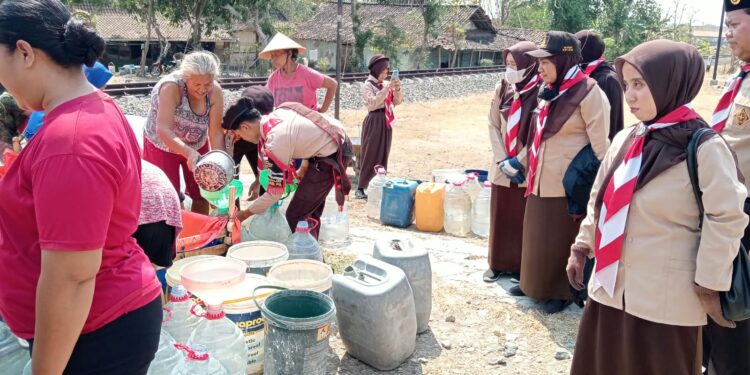Pramuka SMPN 2 Toroh Salurkan Bantuan 5.000 Liter Air Bersih untuk Warga Terdampak Kekeringan di Desa Depok