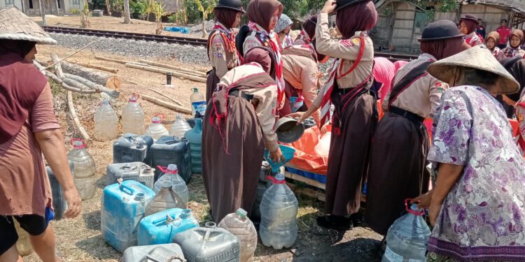Pramuka SMPN 2 Toroh Salurkan Bantuan 5.000 Liter Air Bersih untuk Warga Terdampak Kekeringan di Desa Depok
