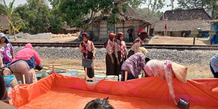 Pramuka SMPN 2 Toroh Salurkan Bantuan 5.000 Liter Air Bersih untuk Warga Terdampak Kekeringan di Desa Depok