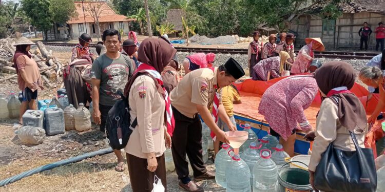Pramuka SMPN 2 Toroh Salurkan Bantuan 5.000 Liter Air Bersih untuk Warga Terdampak Kekeringan di Desa Depok