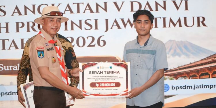 Kwarda Pramuka Jatim Salurkan Bantuan Rp 467 Juta untuk Korban Gempa di NTT