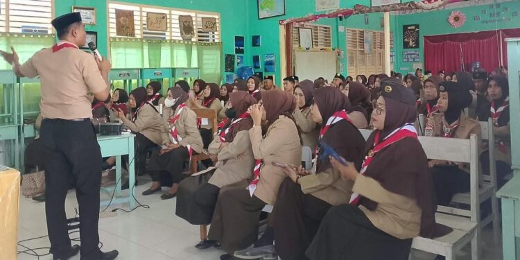 UPT SD Inpres 12/79 Nusa Utus Pembina Pramuka Ikuti KMD Golongan Penggalang