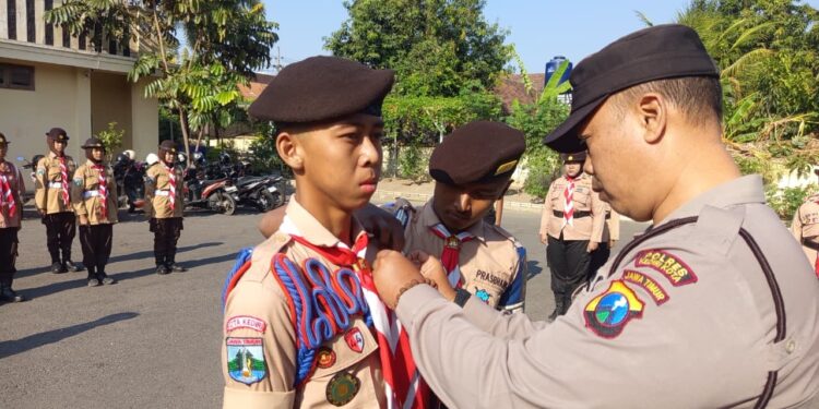 Perkuat Kedisiplinan dan Tanggung Jawab Anggota, Saka Bhayangkara Tingkat Cabang Kota Kediri Sematkan Wings