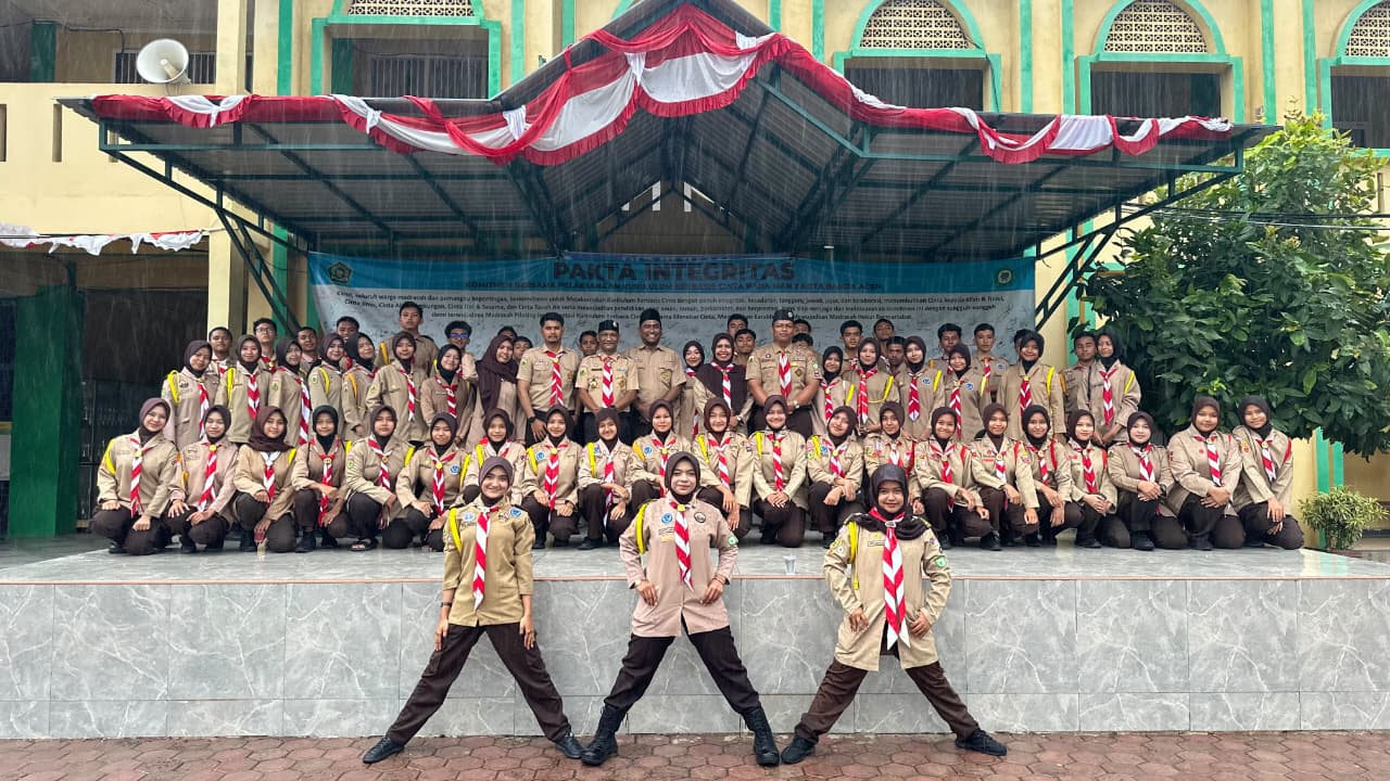 Pramuka MAN 2 Banda Aceh Gelar Upacara Gelar Senja dan Temu Ramah Pramuka